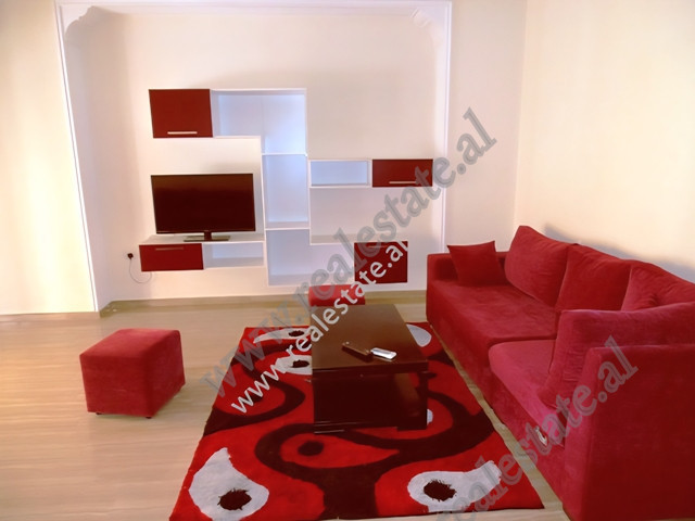 Apartament 3+1 me qera ne rrugen Him Kolli prane rruges se Kavajes ne Tirane.

Apartamenti ndodhet